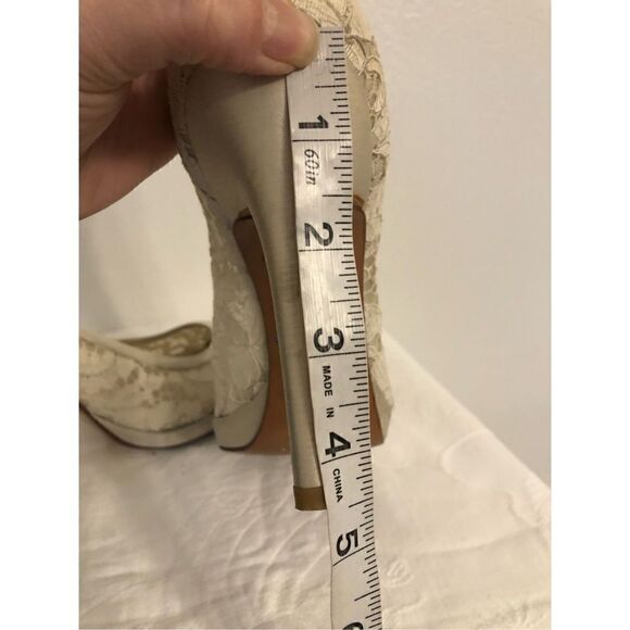 Vintage Stuart Weitzman Ivory Satin Lace Round Toe Wedding Pumps Heels 10 - Picture 14 of 15